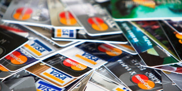 MasterCard и Visa приостанавливают работу в России