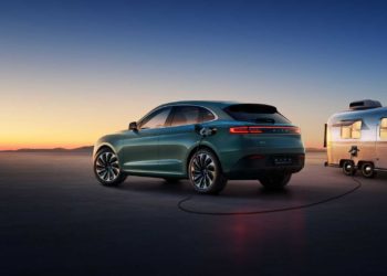 В Китае начались поставки гибридного автомобиля Huawei AITO M5