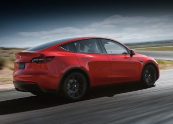 Полностью беспилотные Tesla могут появиться в 2023 году