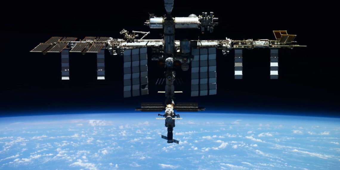 Орбиту МКС скорректировали во избежание  столкновения с космическим мусором