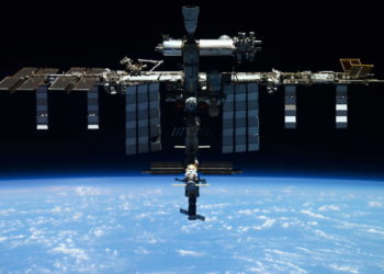 Орбиту МКС скорректировали во избежание  столкновения с космическим мусором