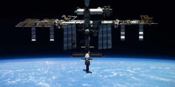 Орбиту МКС скорректировали во избежание  столкновения с космическим мусором