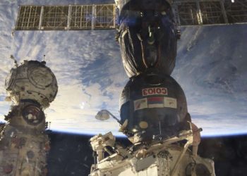 Выход российских космонавтов в открытый космос пришлось досрочно прервать