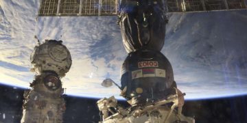 Выход российских космонавтов в открытый космос пришлось досрочно прервать