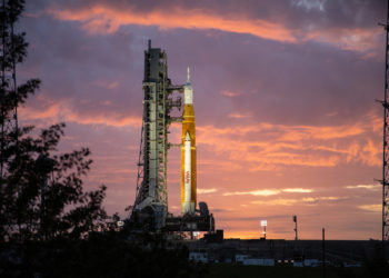 NASA снова откладывает старт лунной миссии из-за риска тропического шторма