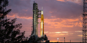 NASA снова откладывает старт лунной миссии из-за риска тропического шторма