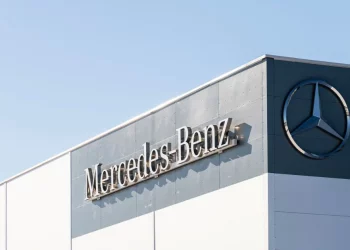 Mercedes-Benz продает российский бизнес холдингу Автоdом