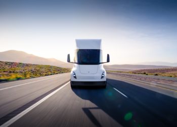 Tesla, наконец, запустила производство электрогрузовиков Semi