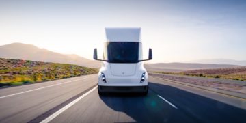 Tesla, наконец, запустила производство электрогрузовиков Semi