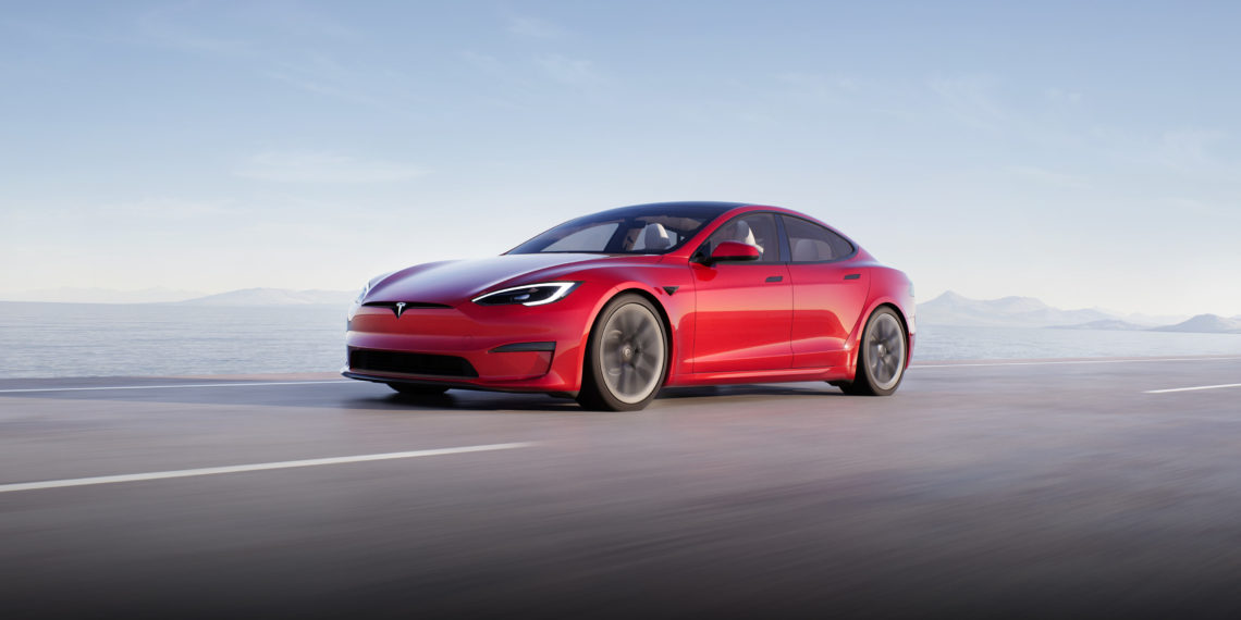 Tesla открыла доступ к бета-версии обновленной системы автопилота