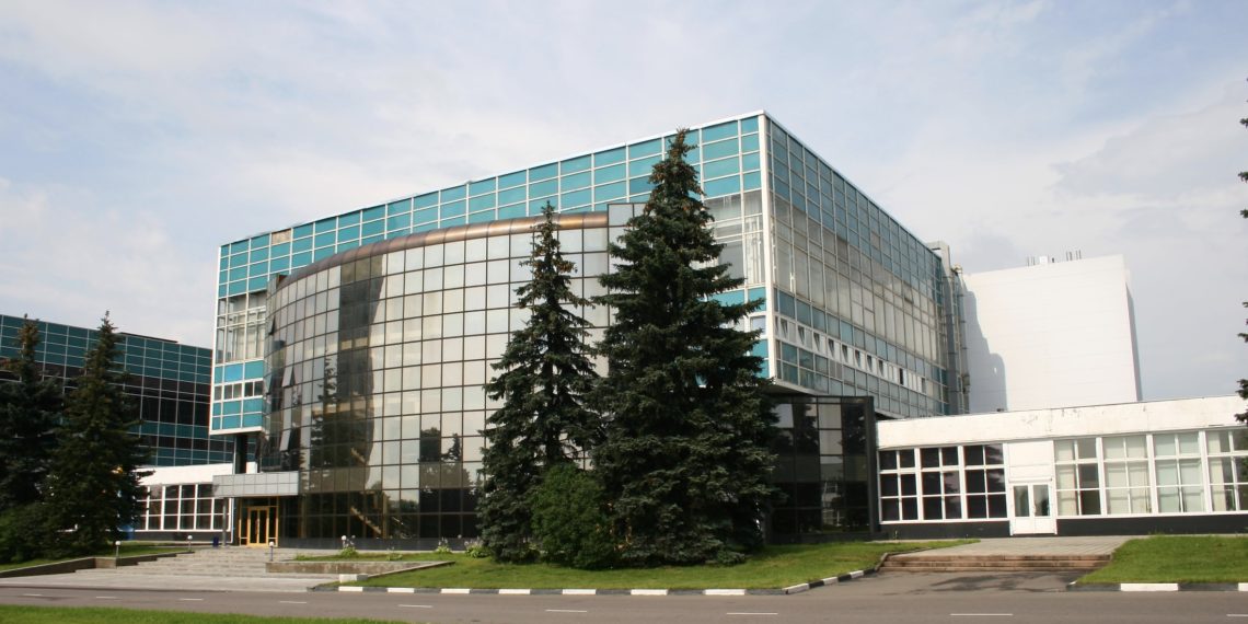 Завод Микрон не успевает производить чипы для банковских карт