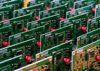 Часть российских производителей электроники переносит производство зарубеж