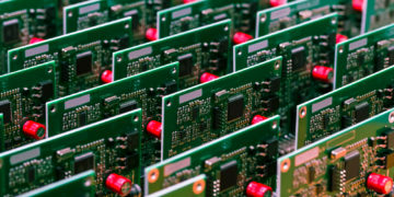 Часть российских производителей электроники переносит производство зарубеж