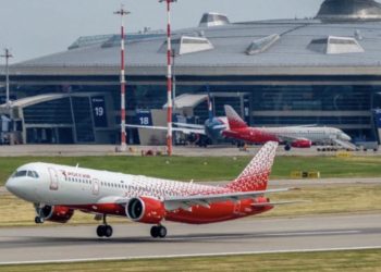 Новейший российский самолет МС-21 впервые приземлился в аэропорту Внуково