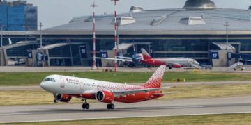 Новейший российский самолет МС-21 впервые приземлился в аэропорту Внуково