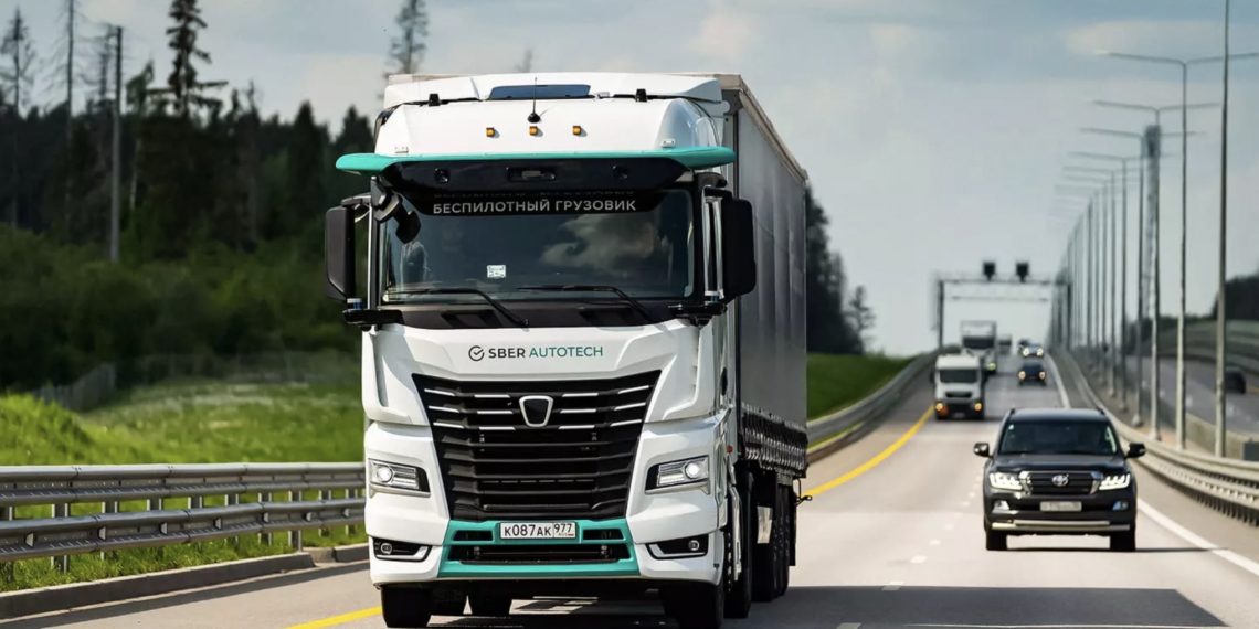 Беспилотные грузовики Сбера запущены на трассе М-11