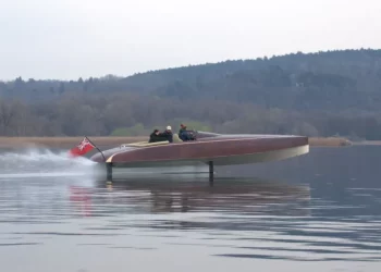 Представлена «летающая» электролодка Spirit BARTech – 185 км на одном заряде