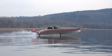 Представлена «летающая» электролодка Spirit BARTech – 185 км на одном заряде