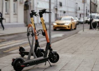 Whoosh оснастят электросамокаты шлемами