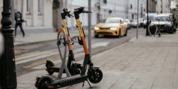 Whoosh оснастят электросамокаты шлемами