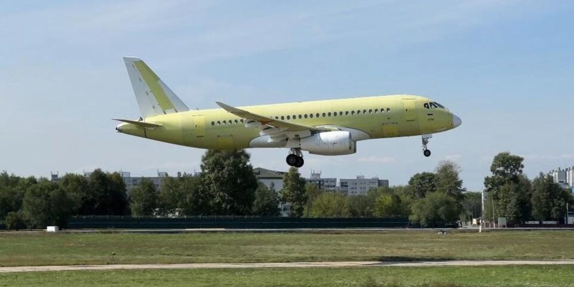 Частично импортозамещенный самолет SJ-100 совершил первый испытательный полет