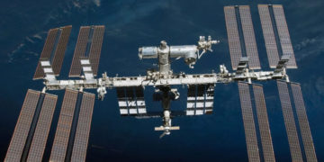 Российский космонавт впервые перемещался в космосе с помощью руки-манипулятора ERA