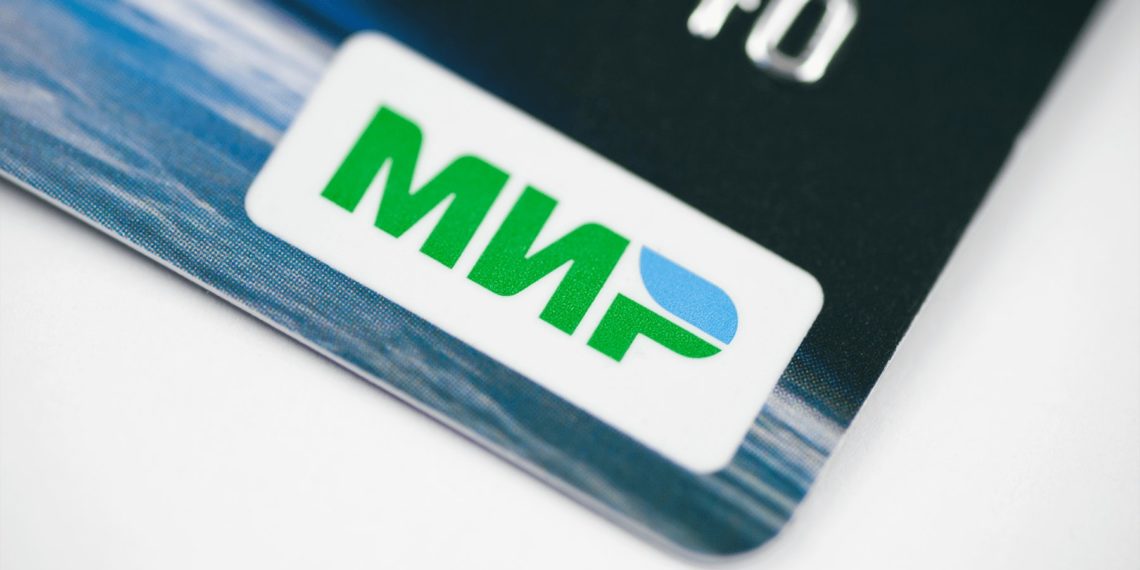 Минпромторг предлагает локализовать выпуск банковских и SIM-карт в России