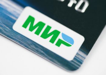 Минпромторг предлагает локализовать выпуск банковских и SIM-карт в России