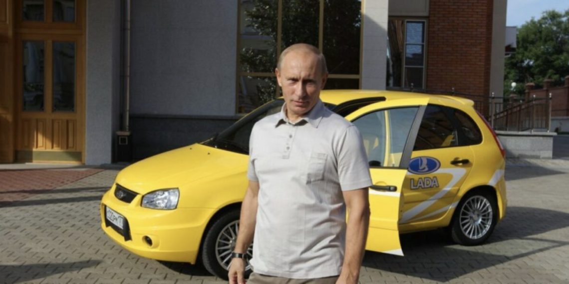 Путин обязал чиновников пересесть на отечественные автомобили. АвтоВаз и Москвич готовы