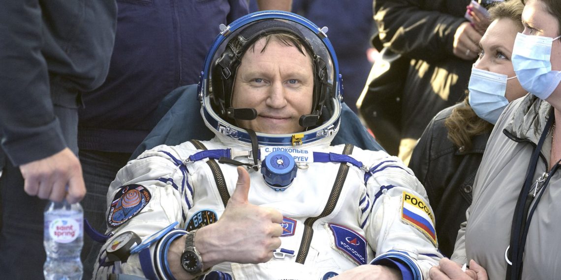 Экипаж поврежденного метеоритом корабля Союз МС-22 вернулся на Землю