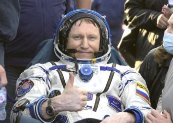 Экипаж поврежденного метеоритом корабля Союз МС-22 вернулся на Землю