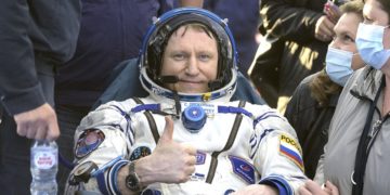 Экипаж поврежденного метеоритом корабля Союз МС-22 вернулся на Землю