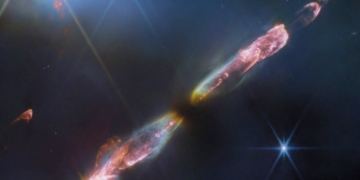 Джеймс Уэбб заснял звезду, испускающую потоки вещества