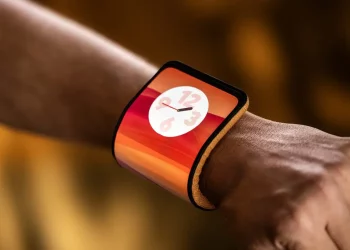 Motorola показала гибкий смартфон, который можно использовать как смарт-часы