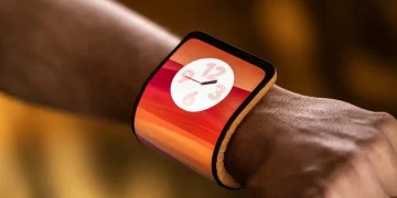 Motorola показала гибкий смартфон, который можно использовать как смарт-часы