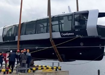 На Неве испытали катамаран Серебрянка на водородном топливе