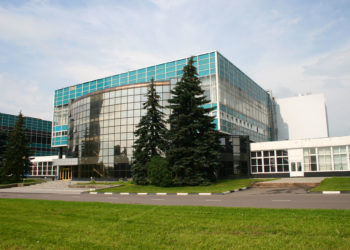 Чипы 28 нм планируют начать выпускать в России с 2027 года