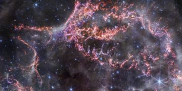 Джеймс Уэбб заснял последствия взрыва сверхновой звезды Кассиопея А