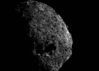 NASA вскрыли капсулу с образцами грунта потенциально опасного астероида Бенну