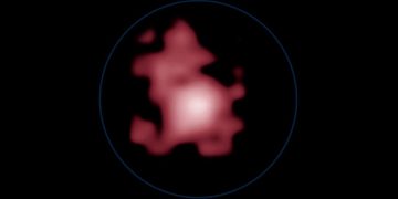 Джеймс Уэбб сфотографировал самую древнюю черную дыру