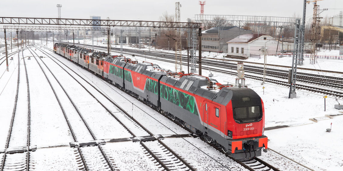 Новый грузовой электровоз Малахит совершил первый рейс