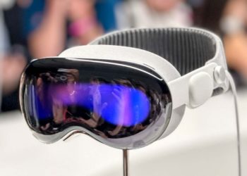 Цена гарнитуры дополненной реальности Apple Vision Pro в России составит от 500 тыс.рублей