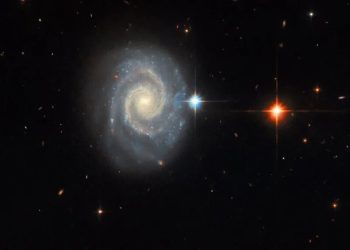 Телескоп Хаббл заснял необычное излучение спиральной галактики