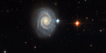 Телескоп Хаббл заснял необычное излучение спиральной галактики