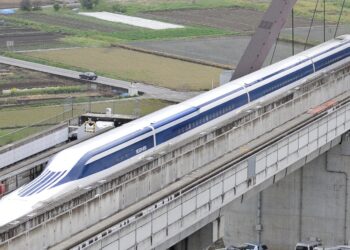 Японский поезд на магнитной подушке сможет разгоняться до 500 км/ч. Это быстрее гоночной машины