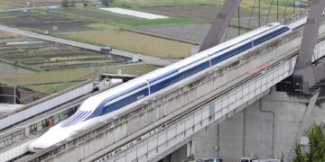 Японский поезд на магнитной подушке сможет разгоняться до 500 км/ч. Это быстрее гоночной машины