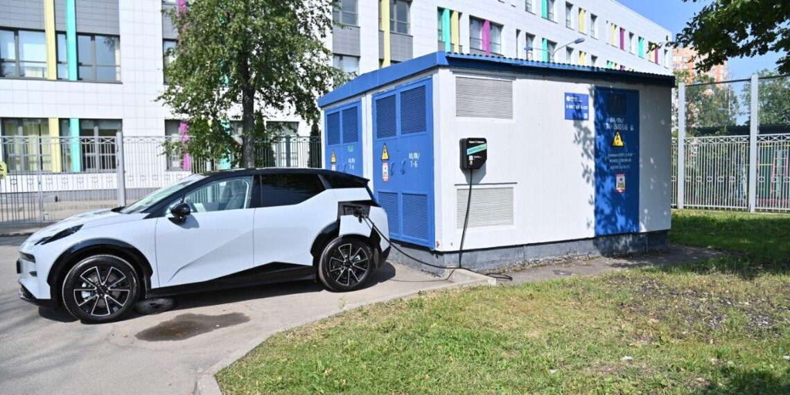 Во дворах Москвы установят 200 зарядных станций для электрокаров