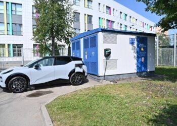 Во дворах Москвы установят 200 зарядных станций для электрокаров