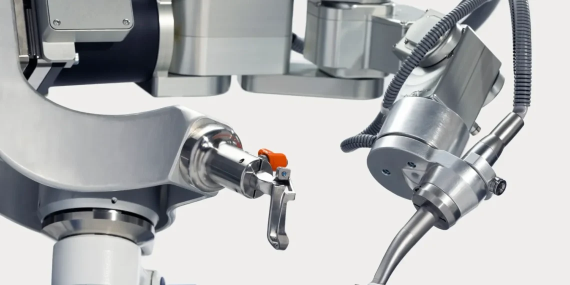 Робот-стоматолог впервые самостоятельно провел операцию человеку