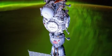 Фото дня: российский космический корабль Союз на фоне полярного сияния